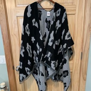 Black/Gray Cheetah Shawl